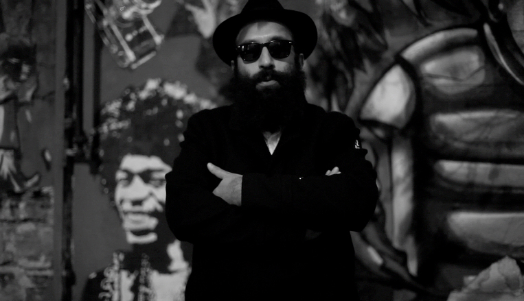 Shmoolik revient en force avec un nouveau single,