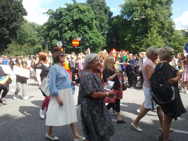Photo de travestis défilant à la Gay Pride de Stockholm Jewpop
