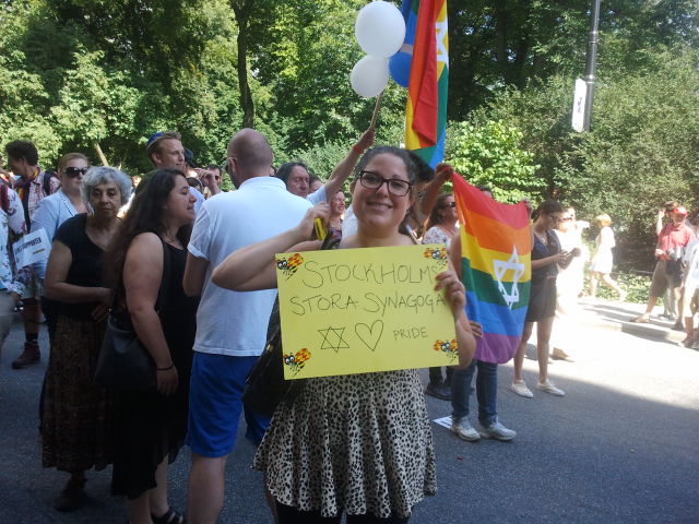 Photo d'une membre de la Stora Synagoga de Stockholm à la Gay pride Jewpop
