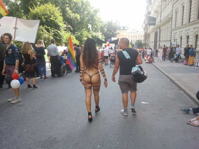Photo d'un couple défilant à la Gay Pride de Stockholm Jewpop