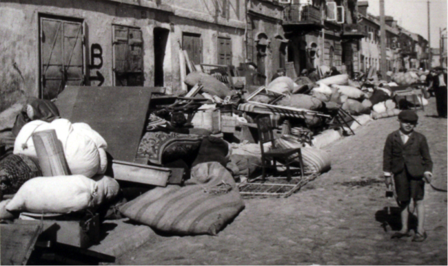En 1940, un soldat de la Wehrmacht photographie l'évacuation forcée des juifs de Kutno vers le ghetto